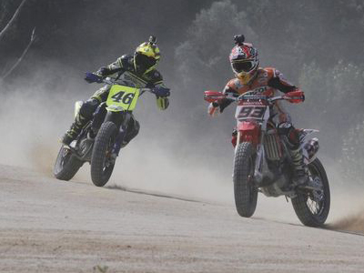 Rossi και Marquez κάνουν προπόνηση στο… χώμα!